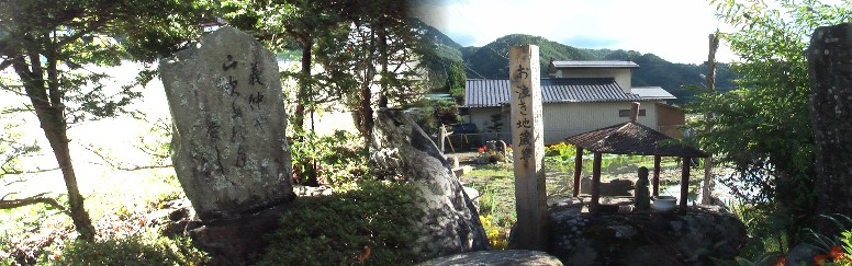 徳音寺境内の「お泣き地蔵尊」の標柱（右）と石碑（左）。