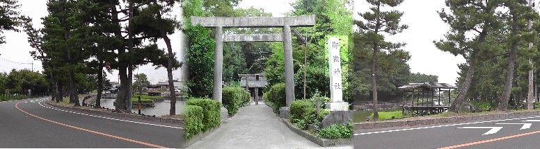 御嶽神社。左は神社前から東南、右は西南方面を撮る。 御嶽神社