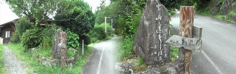 ここ大妻橋手前で旧道と志ん道と合流し大妻籠集落へ向かいます。写真はここで分岐し 妻籠宿へ下る旧道（左）です。
