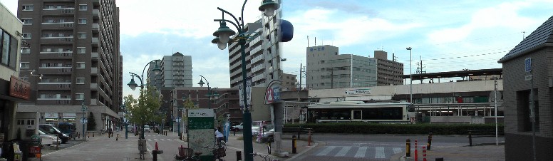 大曽根駅前（名鉄瀬戸線、jr中央線、地下鉄名城線、ゆとりーとラインターミナル駅）の道標から 見る駅前風景（右）。左は駅前西方面、近代的な大改画が行われオズモールとして全国から羨望を 集めた商店街。名古屋市北部守山区、春日井、瀬戸、多治見方面