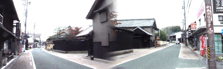 下街道に戻っておりべストリート風景。