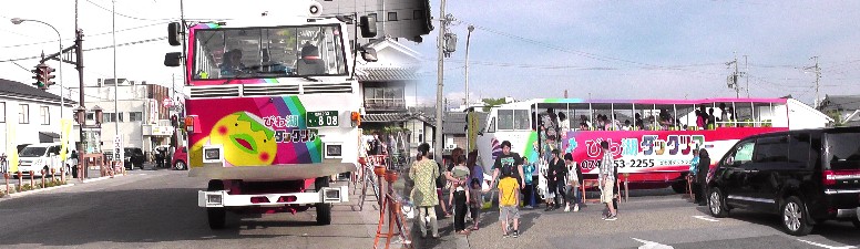 八幡宮御旅所前の駐車場へ入るびわ湖タッグツアーバス（水陸両用バス）。 八幡宮御旅所