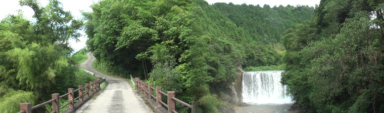 医王寺から来た中山道は付け替えられた道を進んで来るとこの坂道を下りて来ます（左の坂）。 この下桁橋から見る大滝（右）。 下桁橋