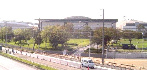 ポートメッセなごや右から2号館、正面は交流センター、３号館 ＪＲ名古屋駅から「あおなみ線」で２４分で行けます。 駅から徒歩約３～５分駅２階から写す