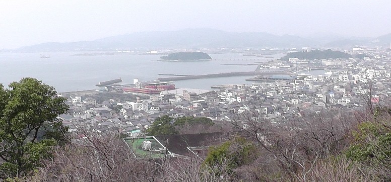 子安大師像下のラバーズヒルから見下ろす三河湾の絶景。