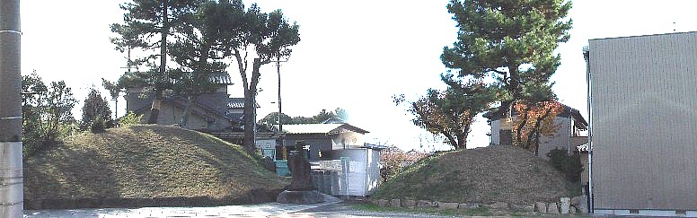 来迎寺一里塚、南北が揃って現存するのは貴重な存在、左南側、右は北側。 来迎寺一里塚