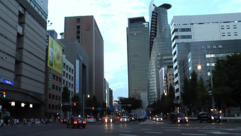 ２０１２．4月愛知大学名古屋キャンパス開校で若い人の流れが多くなった名駅通・笹島交差点。