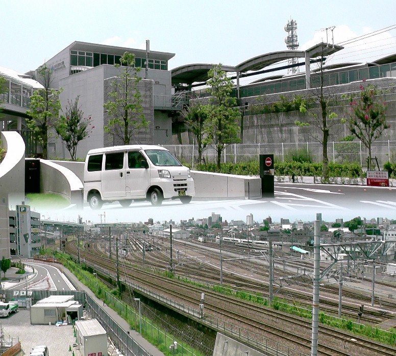ささしまライブ駅（上）。下は駅前歩道橋で、左からあおなみ線、JR関西線、JR名古屋車両基地、近鉄線を撮る。
