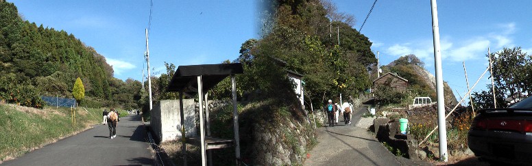 坂道にかかる頃はばらばらになり先頭グループはどこを行くやら姿は見えない。行程約１０キロ