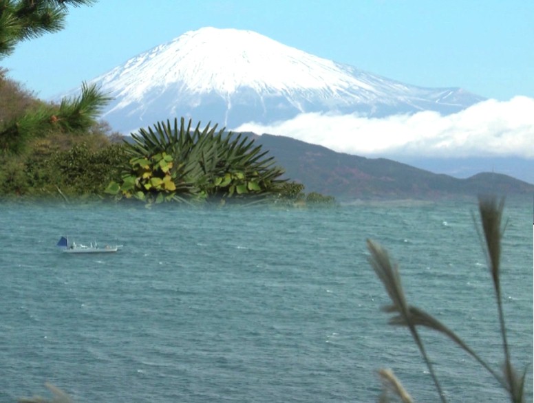 薩垂峠から富士山と駿河湾の小船を撮る２。