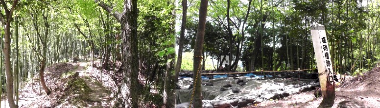 登山道途中にある塩硝櫓跡(右)。左は塩硝櫓跡付近の登山道。