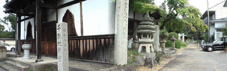 日泰寺山門前の千躰地蔵堂と四国八十八箇所を一つの場所で参拝できるという第一番札所です。 リンク：千躰地蔵堂