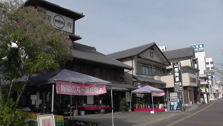 愛知・３８市史跡・社寺めぐりー瀬戸市(その３) 「日本遺産のまち瀬戸市」 「パルテイー瀬戸」（名鉄瀬戸線・尾張瀬戸駅前）。 パルテイー瀬戸（名鉄瀬戸線・尾張瀬戸駅前）。 せともの人形拡大。 新着情報・藤井棋士五冠達成を祝う旅（遅ればせながら