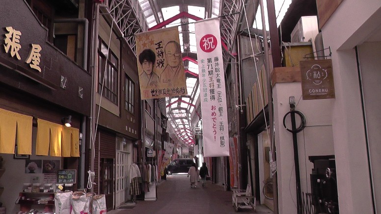 愛知・３８市史跡・社寺めぐりー瀬戸市(その３) 「日本遺産のまち瀬戸市」 「パルテイー瀬戸」（名鉄瀬戸線・尾張瀬戸駅前）。 パルテイー瀬戸（名鉄瀬戸線・尾張瀬戸駅前）。 せともの人形拡大。 新着情報・藤井棋士五冠達成を祝う旅（遅ればせながら