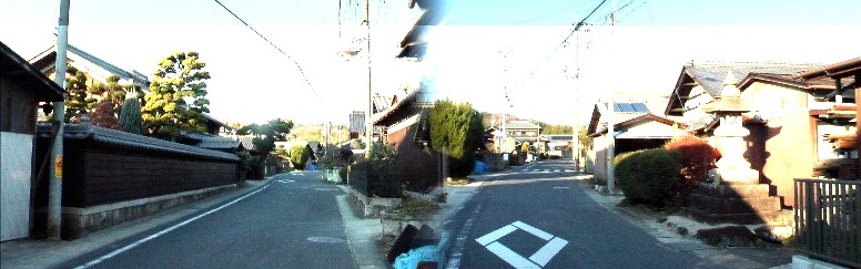 東へと進んで来た下街道は八幡神社前を左折して北上、常夜灯など目立つ街道風景。