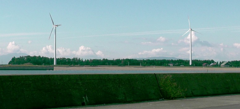 新舞子海岸から対岸のマリンパークを撮る。２基の風力発電が稼動しています。 名古屋近辺で見られるのはここだけです。 写真撮影場所