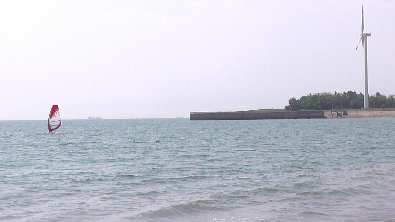 愛知・３８市史跡・社寺めぐりー知多市(その１) 春の新舞子の海辺を散歩する 人形塚。新舞子駅前踏切横にあります。 春の新舞子の海辺を散歩する 第1部 第2部 新舞子マリンパークのドッグランコース（左）。 ブルー・サンビーチ海岸風景。 新舞子