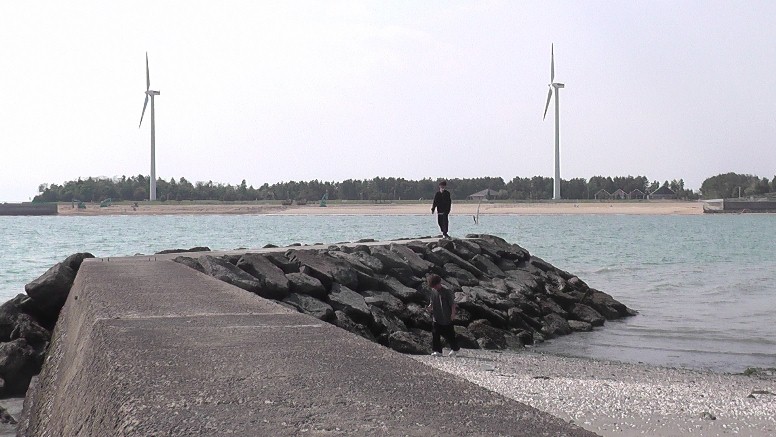 愛知・３８市史跡・社寺めぐりー知多市(その１) 春の新舞子の海辺を散歩する 人形塚。新舞子駅前踏切横にあります。 春の新舞子の海辺を散歩する 第1部 第2部 新舞子マリンパークのドッグランコース（左）。 ブルー・サンビーチ海岸風景。 新舞子