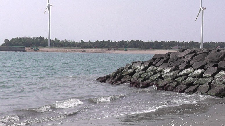 愛知・３８市史跡・社寺めぐりー知多市(その１) 春の新舞子の海辺を散歩する 人形塚。新舞子駅前踏切横にあります。 春の新舞子の海辺を散歩する 第1部 第2部 新舞子マリンパークのドッグランコース（左）。 ブルー・サンビーチ海岸風景。 新舞子