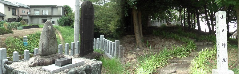 神明社境内には吉根城跡といわれる塚があり、水害に苦しんだ住民の願いを込めて山の神社、 水の神を祀る石碑（左）があります。
