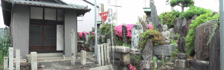 多くの霊神群の石碑と御堂が建っています。 神霊群（屋鋪地区）
