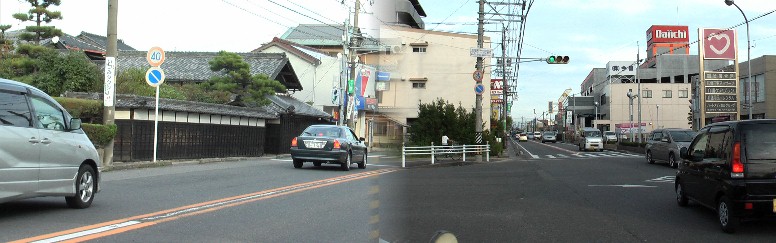 街道の風情を残す建物が見られる佐屋街道東方向を見る。