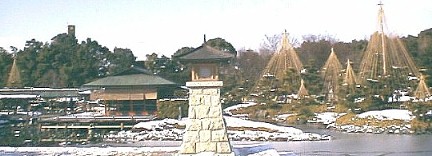 白鳥庭園は、敷地面積約３．７ヘクタールと市内随一の規模を誇る 日本庭園として平成３年４月１４日に開園、池泉廻遊式で中部地方の 地形をモチーフに、築山を「御嶽山」、そこから流れる川を「木曽川」、 水が注ぎこむ池を「伊勢湾」に見たて、源流から大