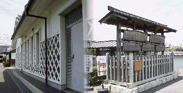 左は本陣内部。右は資料館と高札場。