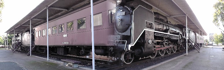 博物館構内に展示のＤ５１ＳＬと客車。ＳＬの展示は各所で見られますが客車を牽引する 展示は珍しい。