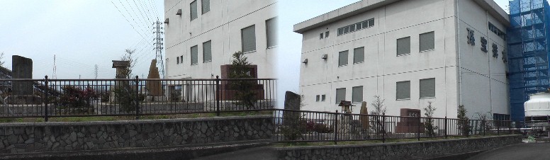 孫宝（まごたから）排水機場と構内のモニュメント群（詳細不明）。 リンク：竣工式（弥富市） 孫宝排水機場