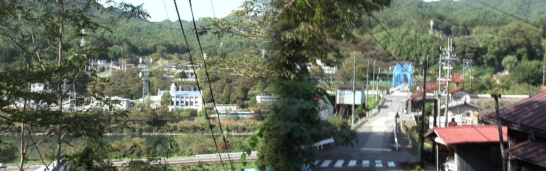 長坂から木曾川を見下ろした風景。青い橋と発電所。木曾川には水力発電所が多くて新設の余地が 無いくらい驚きでした。