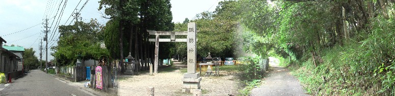 諏訪神社横から天白・元屋敷遺跡へ向かう道（右端写真）。左端は諏訪神社前の道路、常楽院に行く。 平成２４年９月７日撮影
