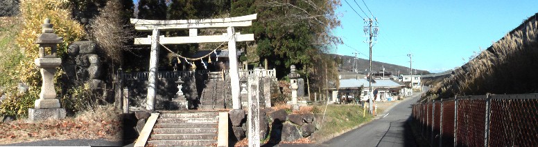 諏訪神社。右は諏訪神社前の街道（中央自動車道、隣接） 諏訪神社由緒 諏訪神社