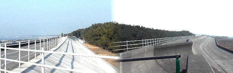 東田子の浦駅近くの千本松原、左：静岡方面。右：沼津方面