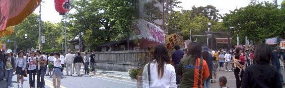 写真右は豊国神社前の参拝客左は同神社東約100メートル加藤清正誕生地の妙行寺前5月14日撮影
