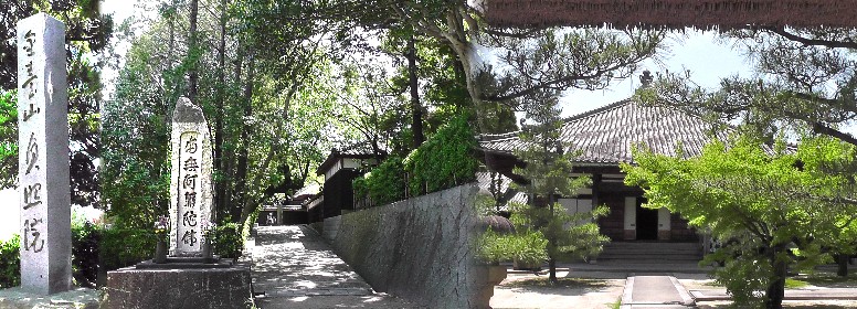 貞照院。市街地に一段と広い森が形成され、その中に静かな佇まいを見せる建物と景観に 癒されます。 貞照院