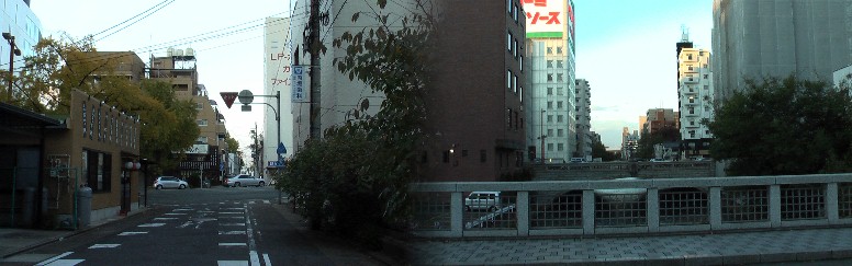 美濃路は堀川に架かる伝馬橋から2本目を右折し、桜通りを歩道信号で横切り北上します(左)。 右は橋上から堀川北方面(名古屋城)を撮る。