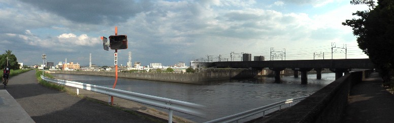 牛毛神社前の天白川堤防の展望。左上流大慶橋～野並方面、右河口名古屋港方面を写す。 鉄橋は新幹線と名鉄線。