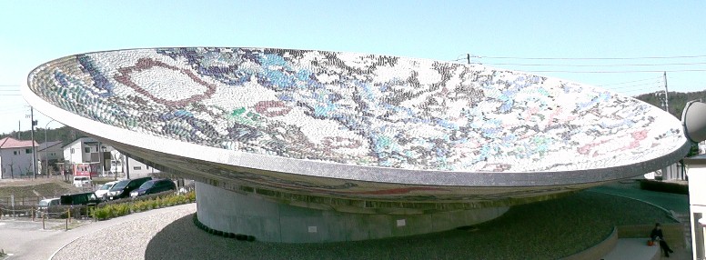 直径が30m、30000枚もの皿を集めて造られています。２回目訪問で撮ったものです。