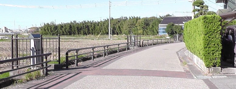 「哲学の小径」風景。左側に鉄柵に囲まれた文章（下記参照）が刻まれたモニュメント。 「哲学の小径」