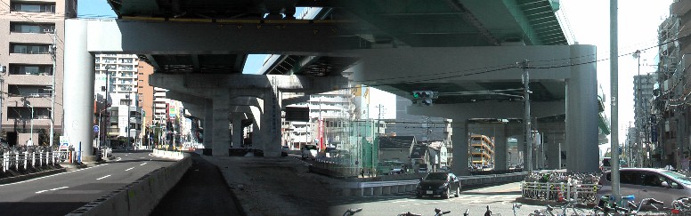 左は東海通駅前から北、日比野~金山方面。右は港区役所~名古屋港方面を撮る。 この駅と名古屋競馬場駅(あおなみ線)は一部重複しています。