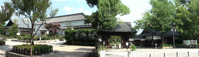 戦災を免れた表門(右別名：黒門)と蓬左文庫（ほうさ）の全景（左）。