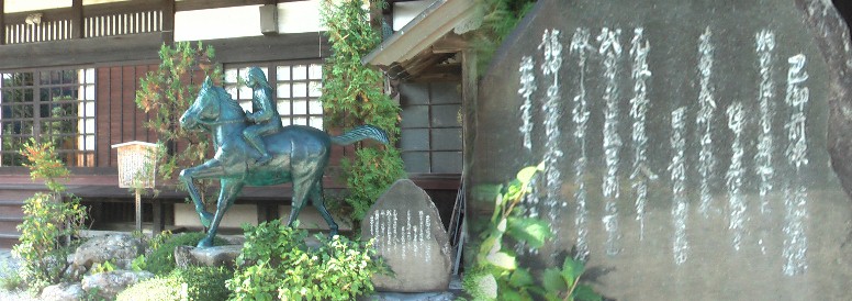 徳音寺境内の巴御前の乗馬姿の銅像。