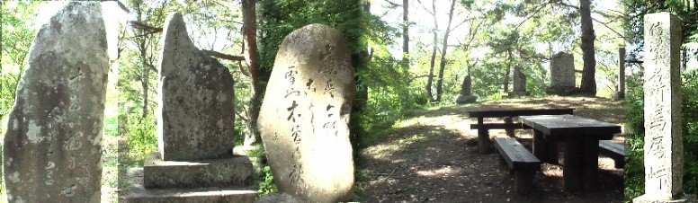 丸山公園には多くの石碑が並んでいます。左端は芭蕉句碑「木曽の栃 うきよのひとの 土産かな」 ここで奈良井宿に向かう京都府から来られた約１５人の女性グループと出会い、一人ですかと声を かけられ「そうです」と答えたら「一人で来るものでない」とご