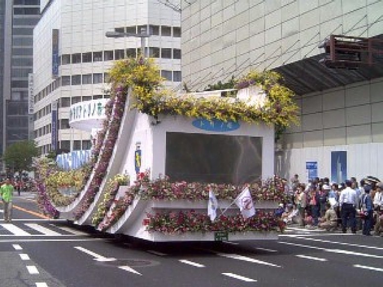 no.5⇒ フィアットの企業城下町。 トリノ市 イタリア王国最初の都・トリノ トリノ市 名古屋まつり・トリノ市参加フラワーバス。2005年5月名古屋市と姉妹友好都市提携調印。