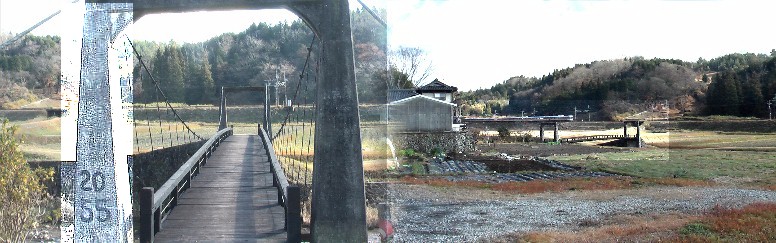 街道から目に入る珍しいつり橋（左）。以前通学路として作られたといわれる。右は つり橋から中央線、瑞浪トーカイカントリーゴルフの山並を撮る。