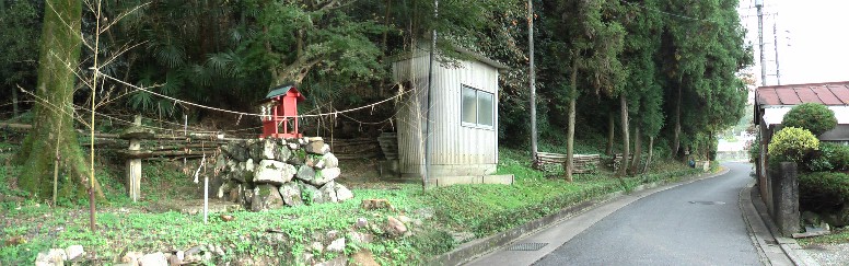 津島神社の祠と街道。 津島神社の祠