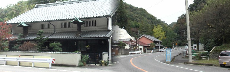 鵜飼邸（左）。右は内津峠付近の下街道。説明文拡大
