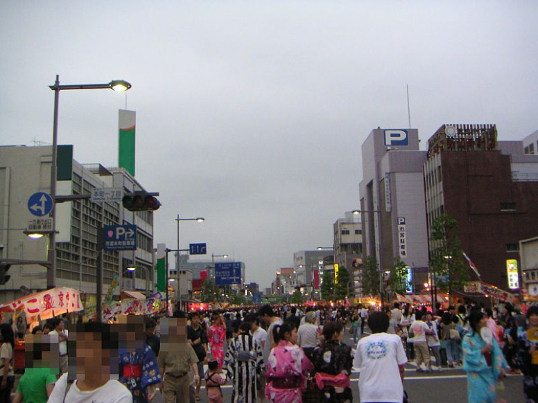 うちわ祭の際の市街地の様子(7/22)。クリエイティブ・コモンズ 表示-継承ライセンスの下で利用可能です。