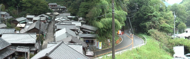 左:宇津ノ谷の家並み、右:旧東海道宇津ノ谷峠西口